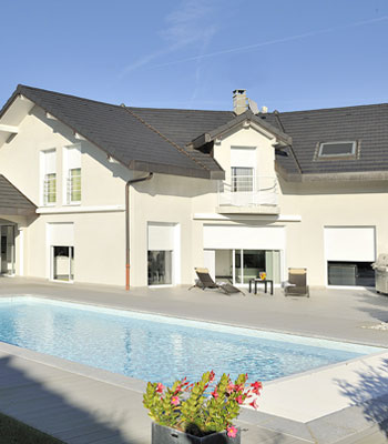 Façade de maison avec des volets roulants en PVC